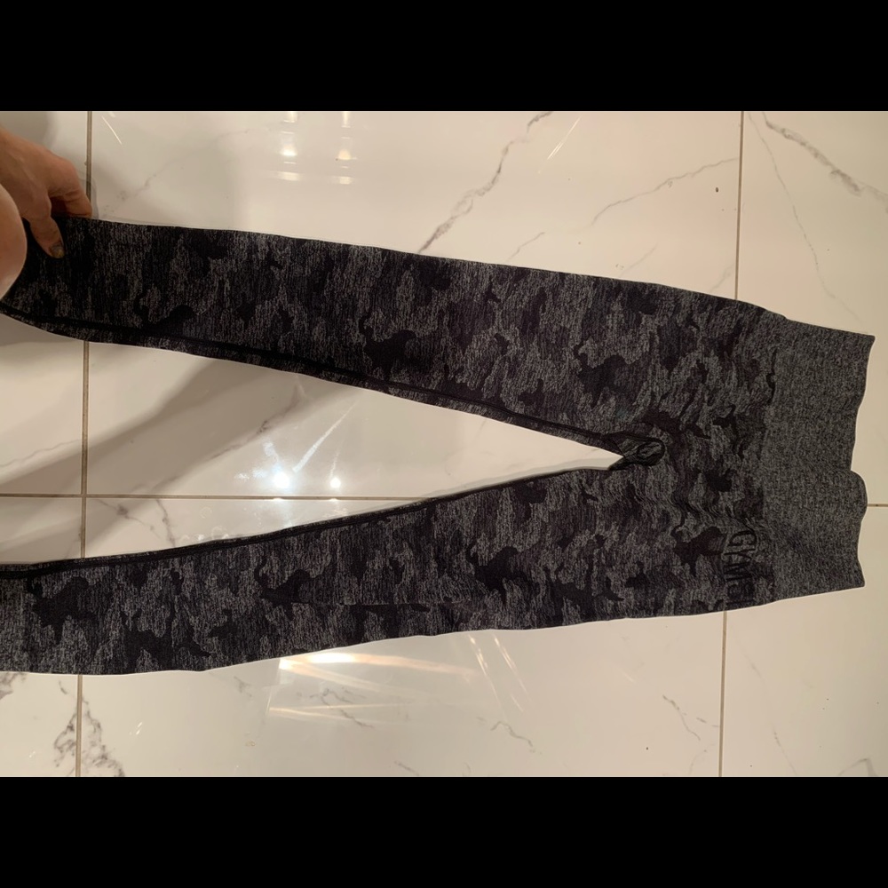 Adapt camo seamless leggings- black size xs